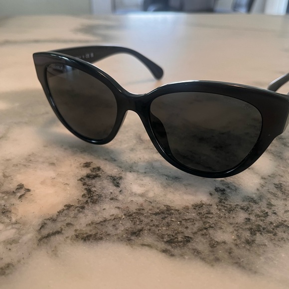 Chanel sunglasses with hearts on sides - Picture 5 of 8